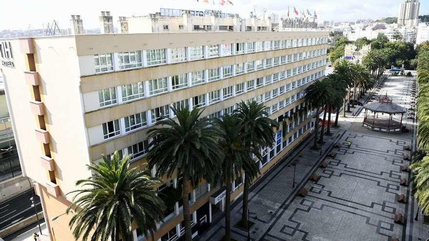 Vista exterior del hotel Atlántico, en los jardines de Méndez Núñez.