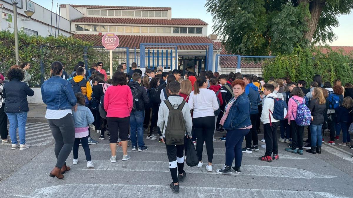 Padres, madres y alumnos, a las puertas del instituto Virgen de la Estrella.