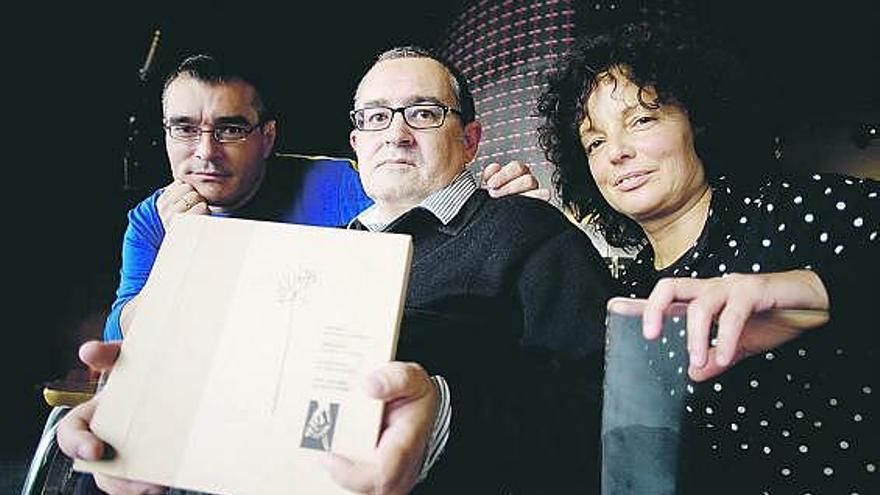 Jaime Rodríguez, Jaime Luis Martín y Begoña Muñoz, con una de las páginas de «Tras de ti».