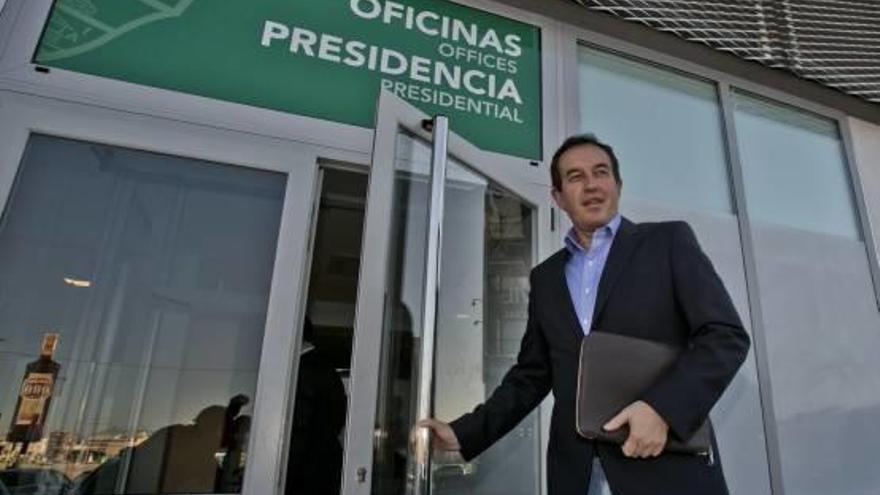 Juan Anguix, presidente del Elche CF, entra en las oficinas del estadio Martínez Valero.