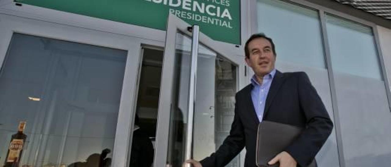 Juan Anguix, presidente del Elche CF, entra en las oficinas del estadio Martínez Valero.