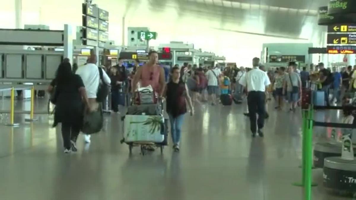 Operación retorno en la T-1, terminal del aeropuerto de El Prat .