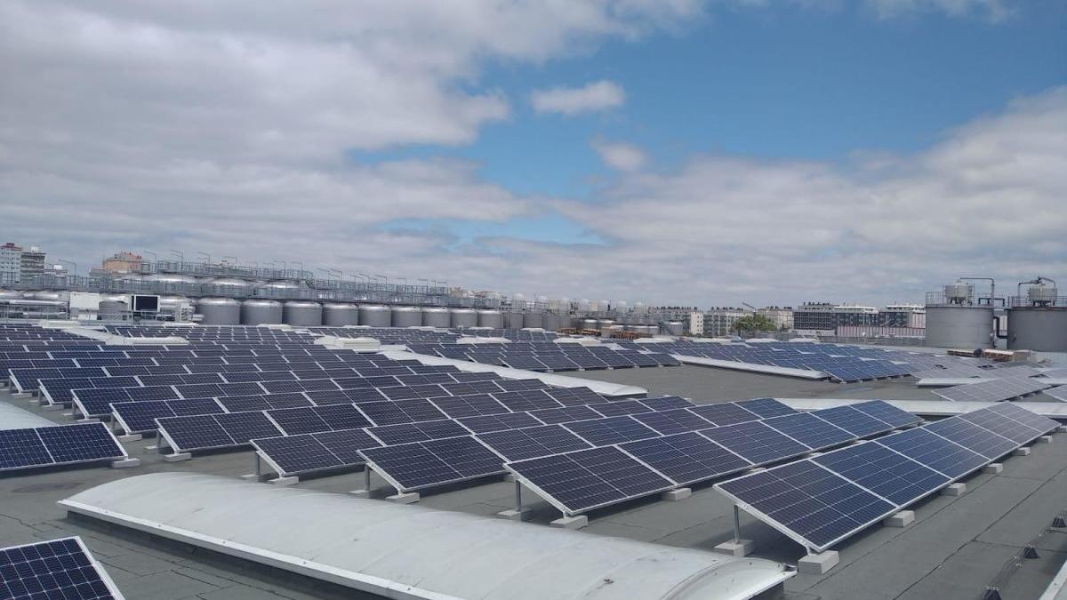 Estrella Galicia instala en su fábrica de A Coruña casi mil paneles solares