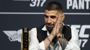 Topuria se enfrenta a Oliveira en el UFC 317