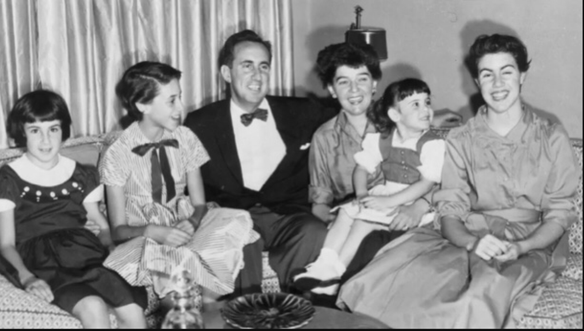 Henry y Phoebe Ephron (en el centro), con sus hijas. Nora era la mayor de las cuatro.