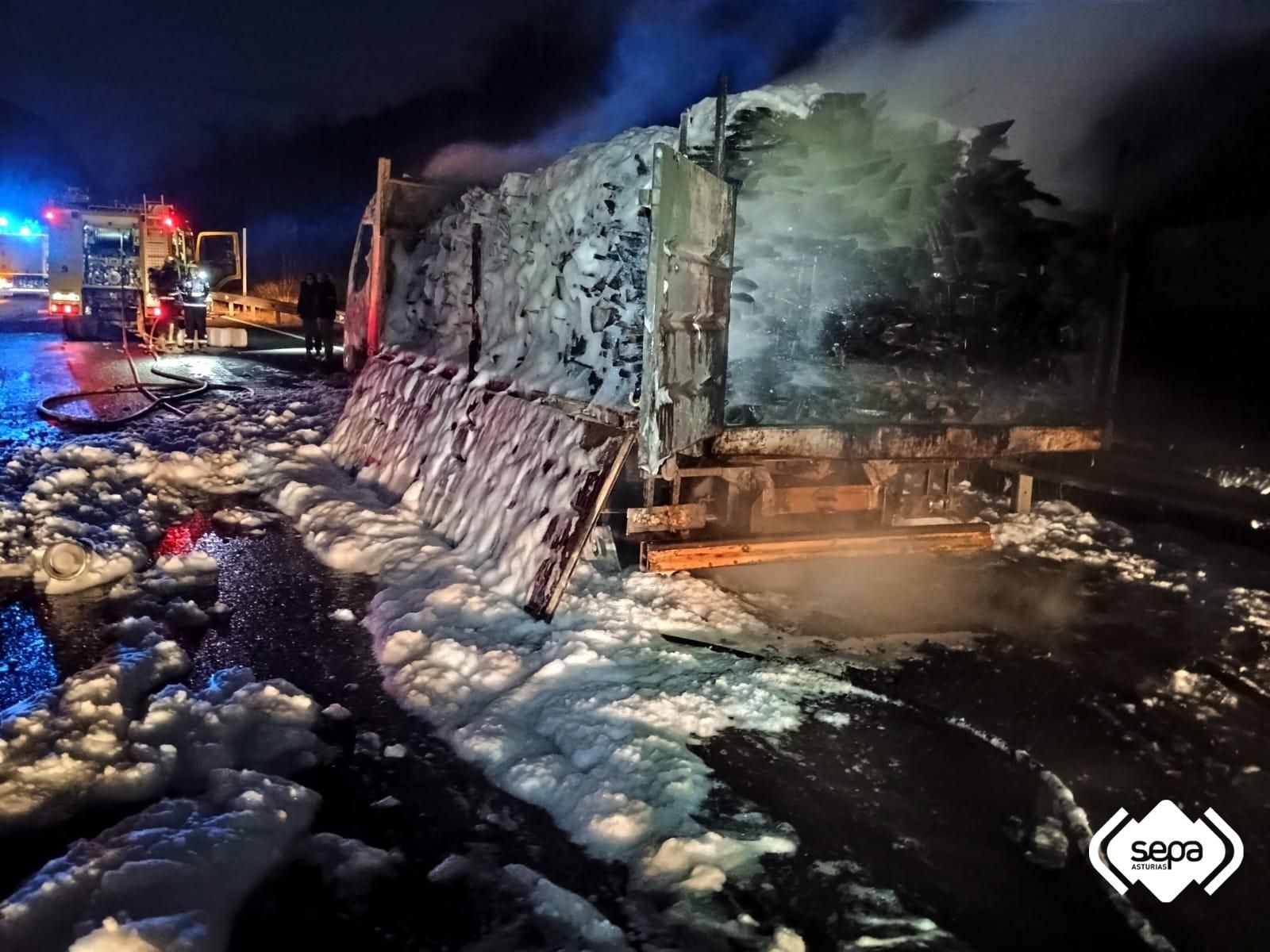 EN IMÁGENES: Así quedó el camión de madera incendiado en la  autopista del Huerna