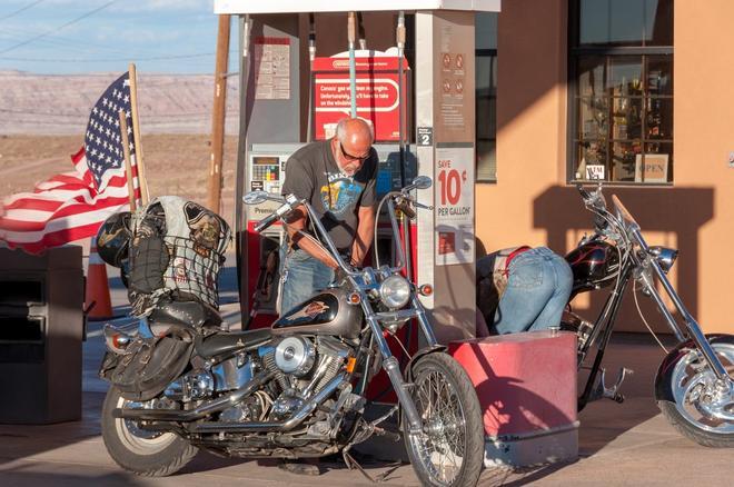 Ruta 66 historia Old biker and his motorbike at a gas station somewhere in the Arizona desert