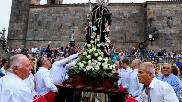 Salida de la procesión de San Benito, en Cambados. | IÑAKI ABELLA