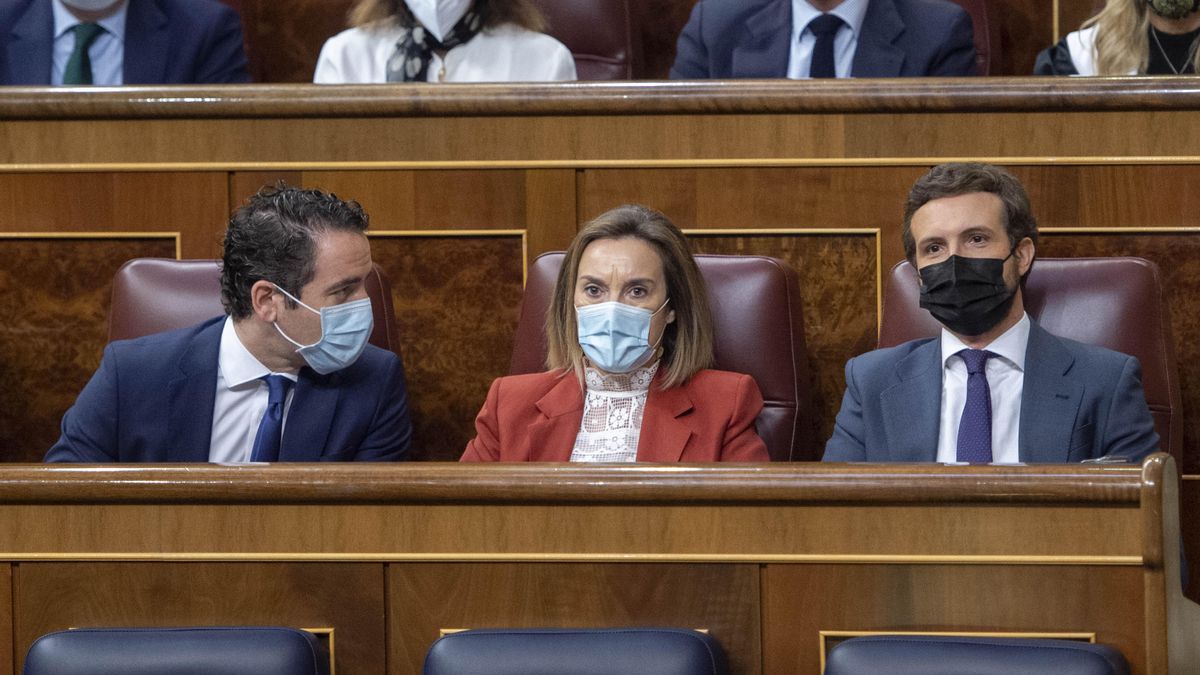 El secretario general del Partido Popular, Teodoro García Egea; la portavoz del PP en el Congreso de los Diputados, Cuca Gamarra; y el líder del PP, Pablo Casado, durante una sesión de control al Gobierno en el Congreso.