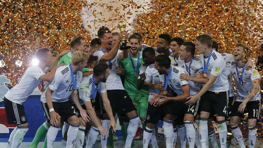 Los integrantes de la selección alemana levantan el trofeo.