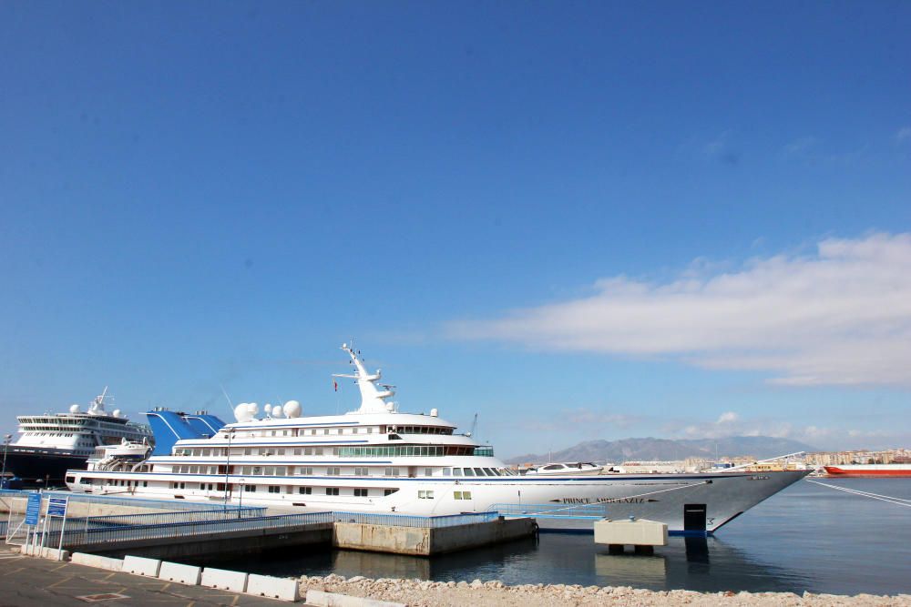 El 'Prince Abdulaziz' atraca en el Puerto de Málaga.