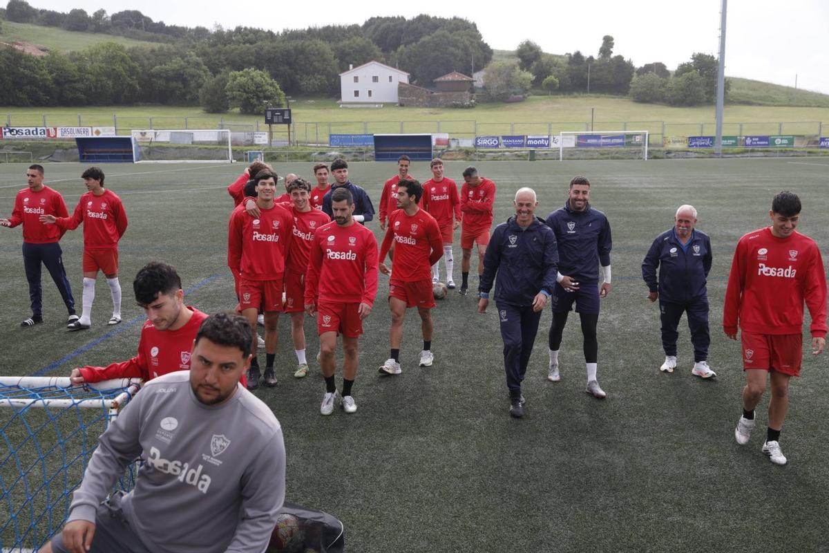 Los jugadores del Marino, durante el entrenamiento de ayer. | MARA VILLAMUZA