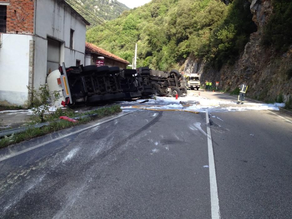 Accidente de un camión en Peñamellera