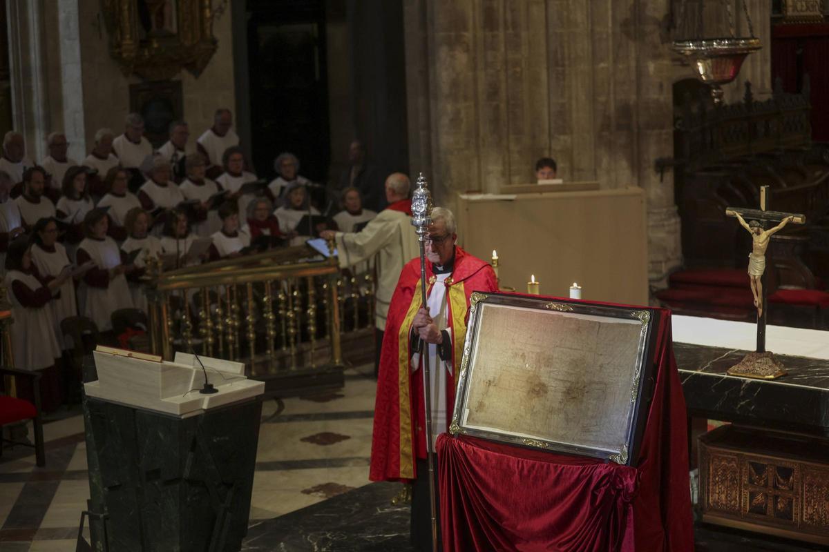 La Catedral, abarrotada en el Viernes Santo para presenciar el Santo Sudario