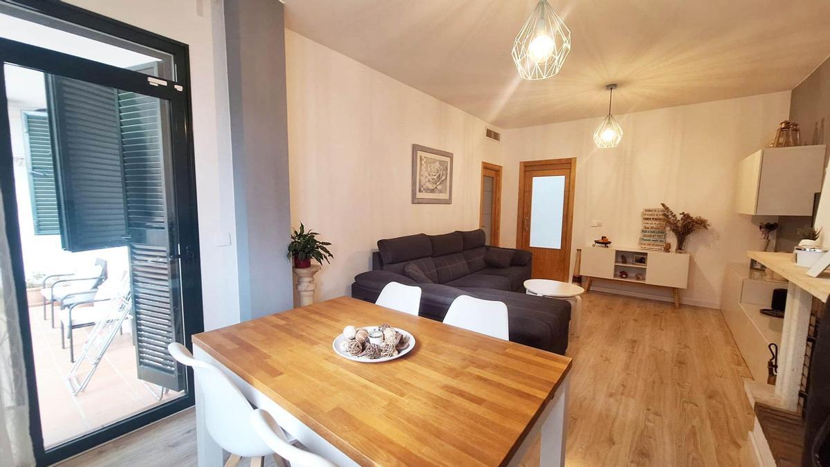 Salón de casa con piscina y terraza en Las Jaras