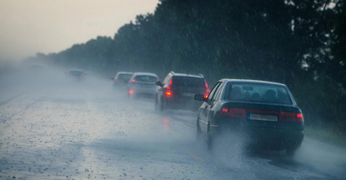Coches circulando con lluvia
