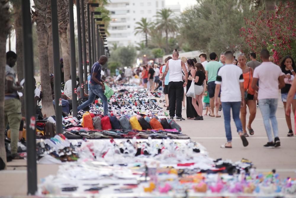 Mig miler de manters ocupen un quilòmetre del passeig Marítim de Roses