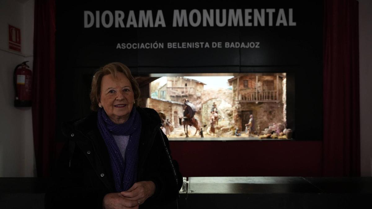 Soledad Ayuso, presidenta de la Asociación de Belenistas de Badajoz, delante del belén monumental del Museo de la Ciudad Luis de Morales