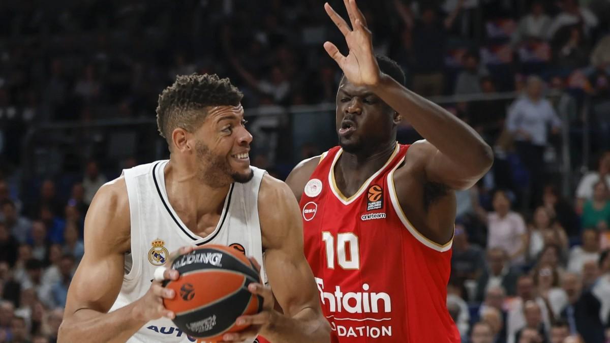 Edy Tavares, en una acción contra Olympiacos