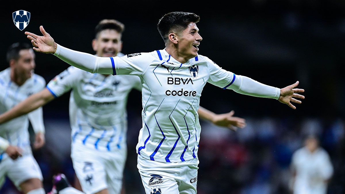 Los jugadores de Monterrey celebran su gol.