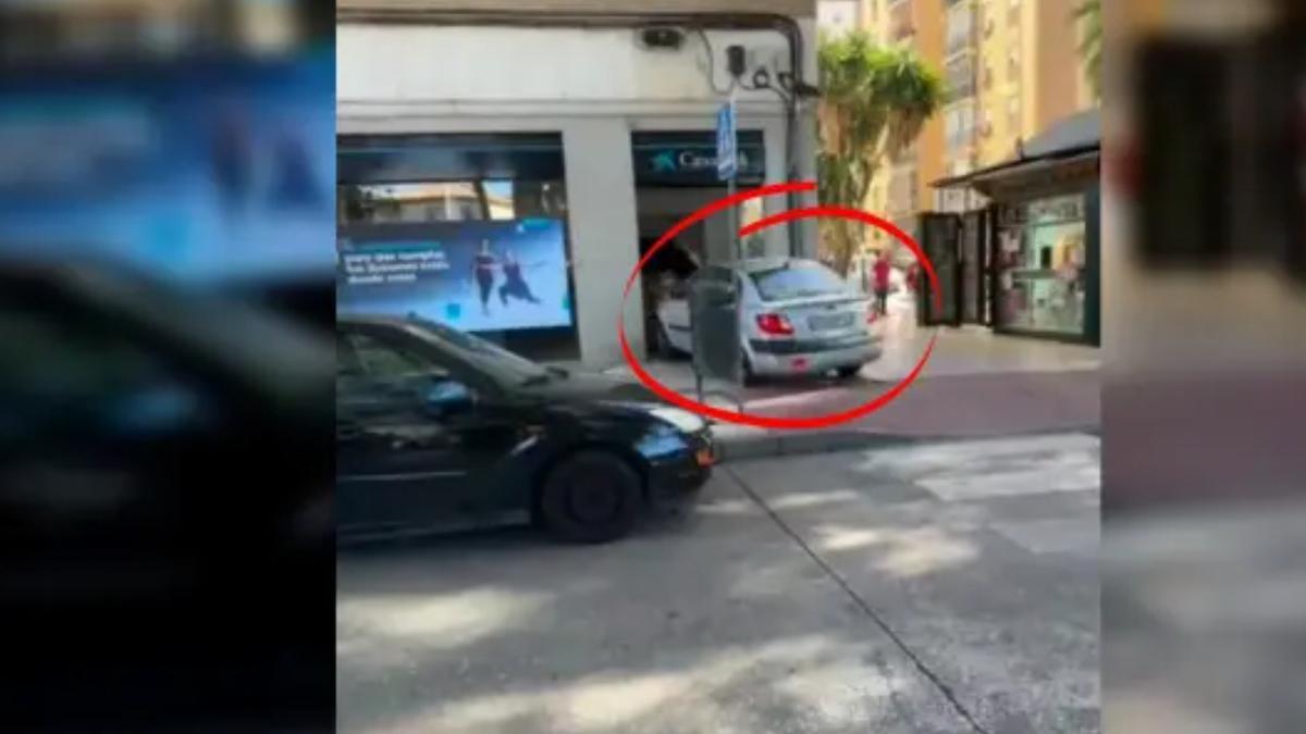 Estrella su coche contra la sucursal de un banco para robar