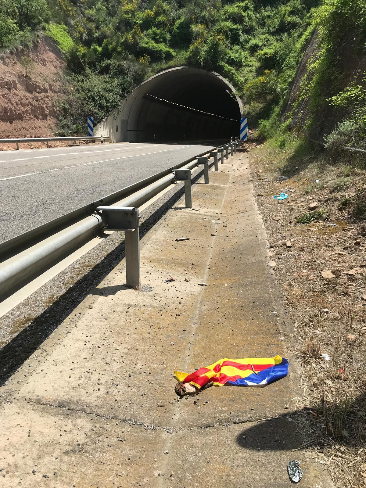 Una estelada trobada a la carretera