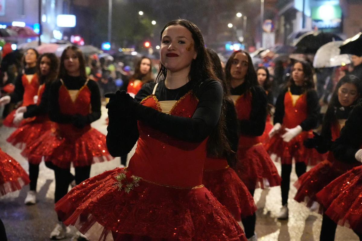 Papá Noel y la Cabalgaza desafían a la lluvia y vuelve a llenar las calles de Zamora