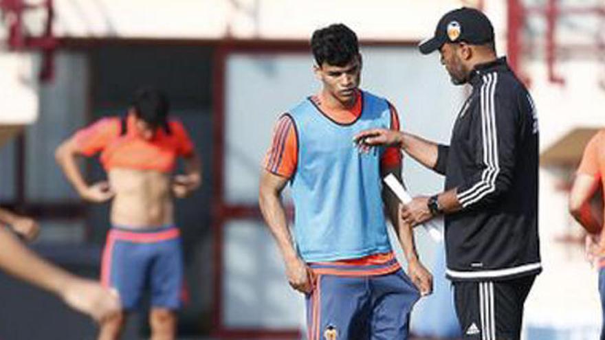 Nuno da instrucciones a Barbosa.