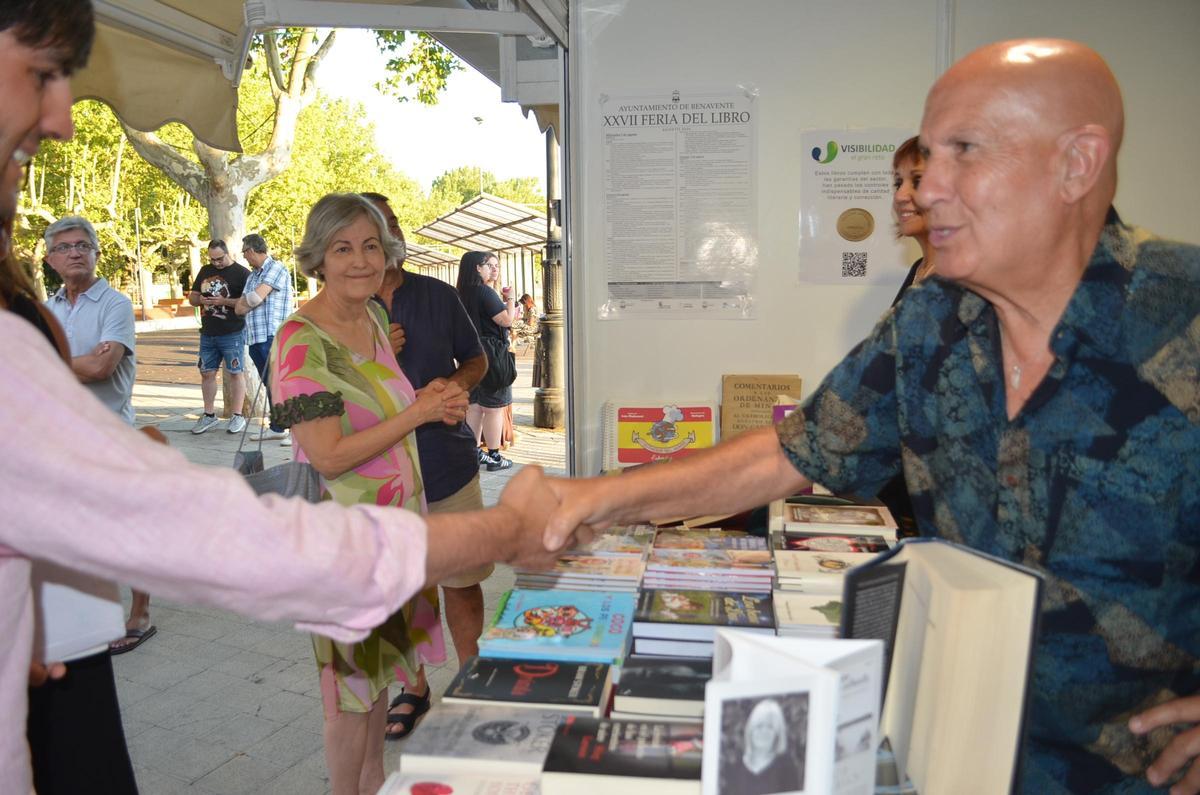 A la derecha, Luis María Compés en la Feria del Libro, con la editorial independiente Notting Hill.