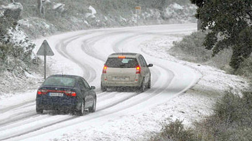 Varios vehículos circulan por las cercanías de Port de la Selva, en Girona, provincia en la que el temporal de nieve y lluvias que desde primera hora de hoy se registra en Cataluña ha obligado este mediodía a cortar la autopista AP-7 a su paso por dicho puesto fronterizo así como otras tres carreteras del Ampurdán: la N-2, la GI-613, la GI-614 y la N-260. EFE/Robin Townsend