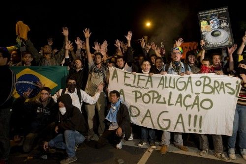 MILES DE PERSONAS PROTESTAN EN SAO PAULO CONTRA ALZA DE TRANSPORTE