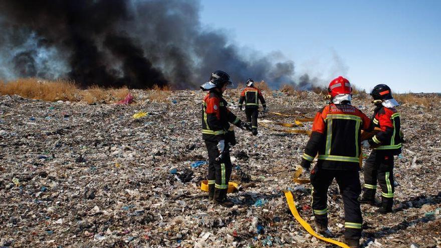 El &quot;efecto lupa&quot; origina un incendio en un vaso de rechazo del vertedero de Carrascal