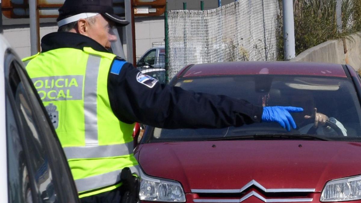 Policía local da instrucciones en un control de tráfico. | La Opinión