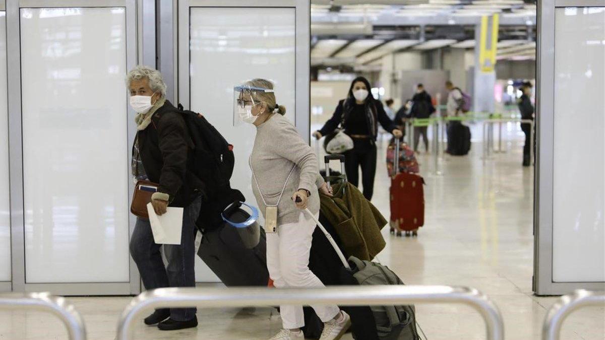 Madrid exige hacer PCR en Barajas para evitar un nuevo brote en la capital