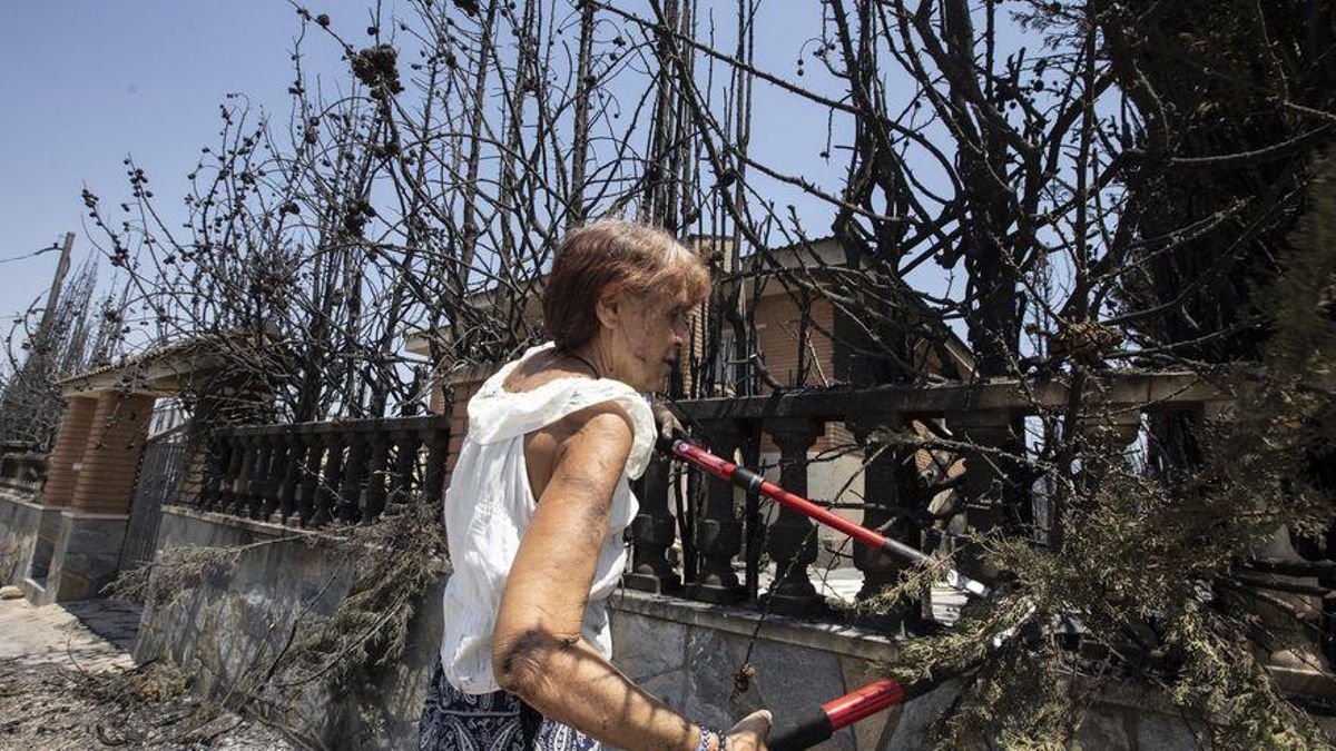 Los vecinos del Bages en las ruinas de la urbanización diezmada por el incendio.