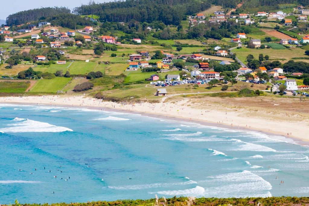 Vista aérea de la impresionante playa Pantín, un punto clave para el turismo surfero de Galicia