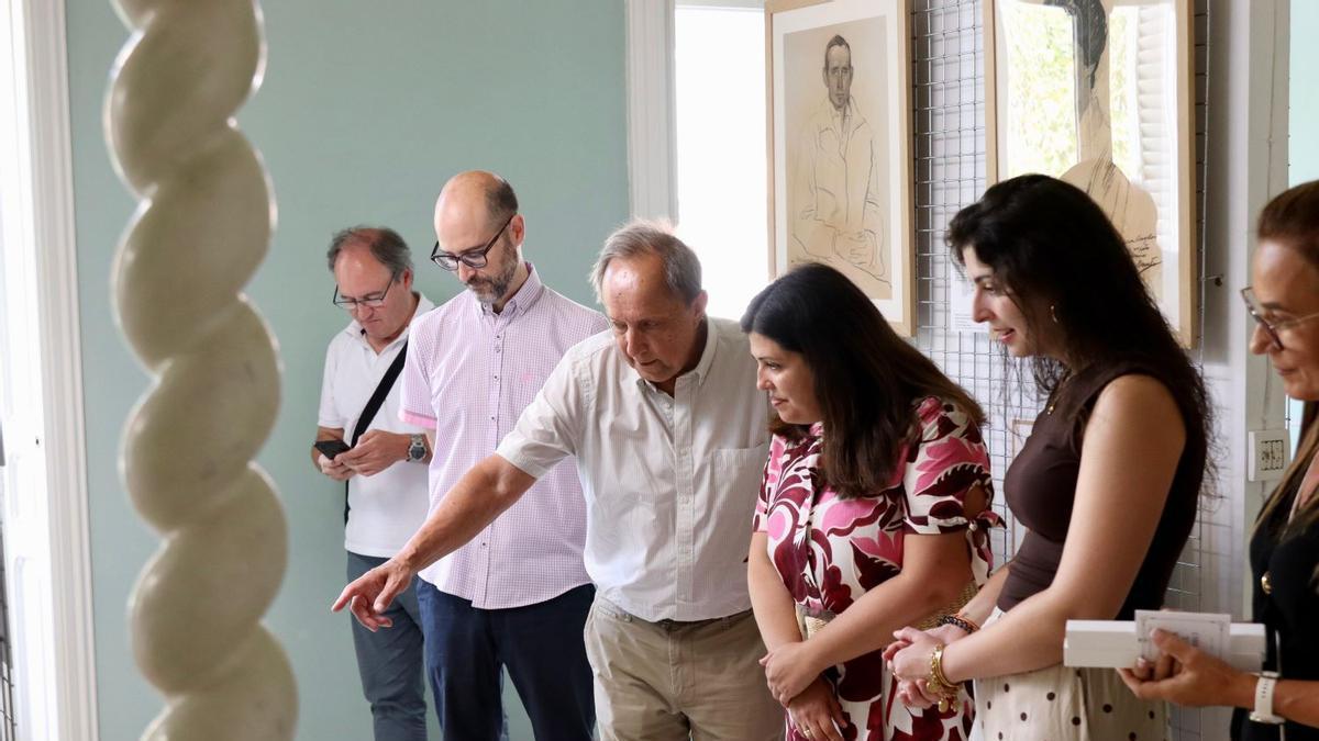 Germán Delibes, junto a Andrés Abajo, explica un detalle de la muestra durante el acto de presentación.