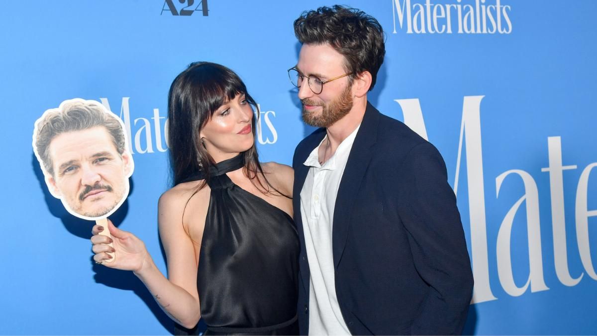 Dakota Johnson y Chris Evans durante la premiere en NY