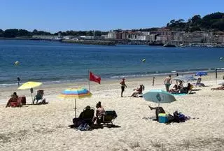 Más vertidos obligan a izar la bandera roja y prohibir el baño en la playa de Rodeira