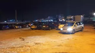 Los coches «ocupan» el suelo que tuvo que dejar la feria por motivos de seguridad en Torrevieja