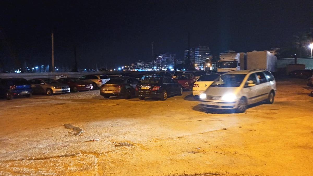 Los conductores emplean el recinto que ocupaba la feria de atracciones del puerto de Torrevieja como aparcamiento improvisado. Las atracciones tuvieron que dejar su actividad por motivos de seguridad