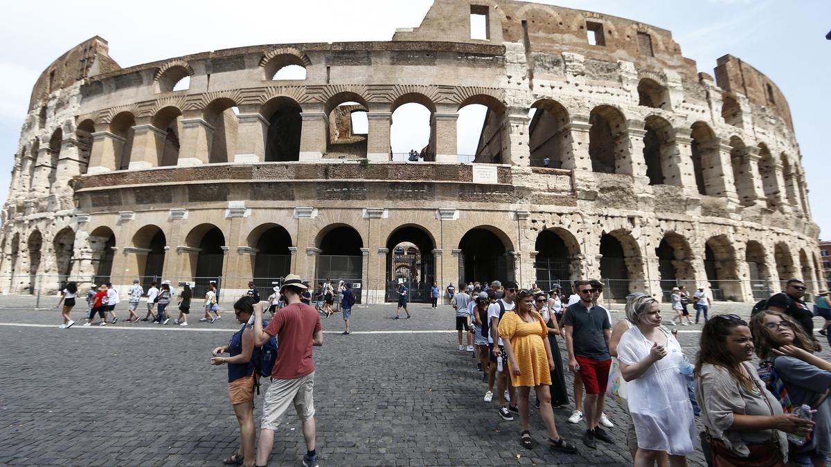Turistas junto al Coliseo, en Roma.