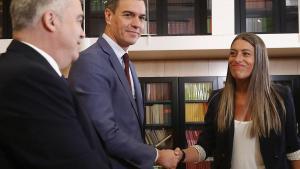 El presidente del Gobierno, Pedro Sánchez, con la portavoz de Junts en el Congreso, Míriam Nogueras.