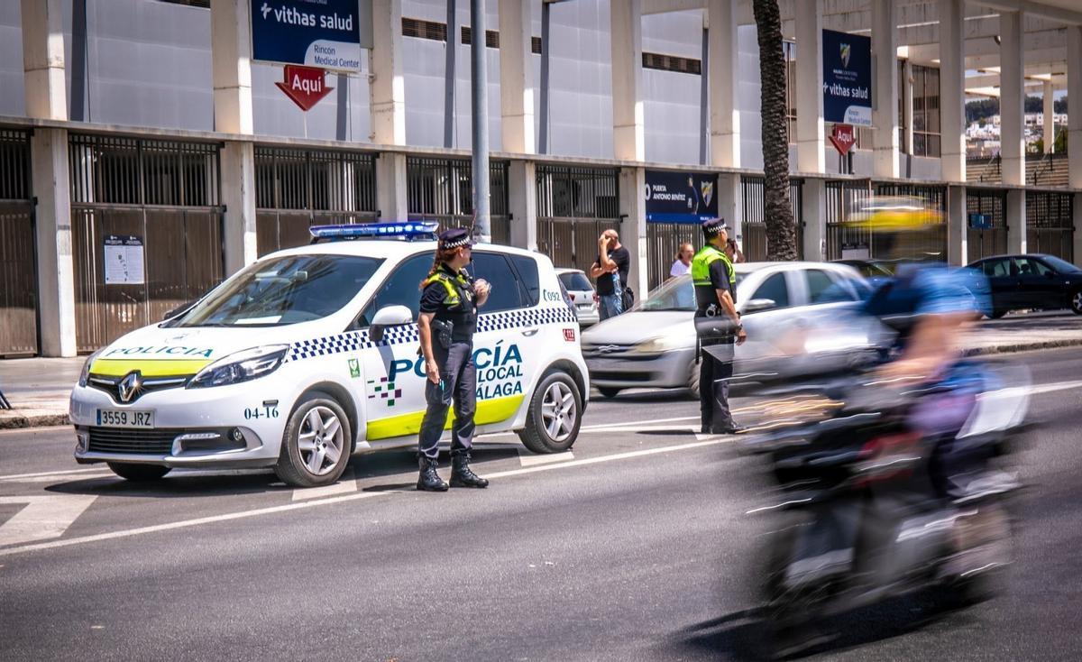Agentes y vehículos de la Policía Local de Málaga en una imagen de archivo.