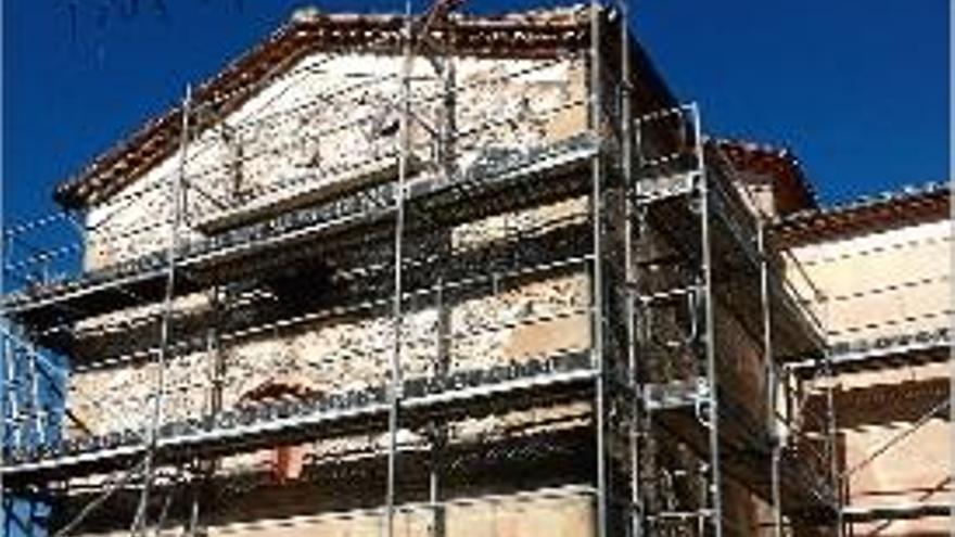 La bastida muntada a la façana de l&#039;ermita de Sant Francesc.