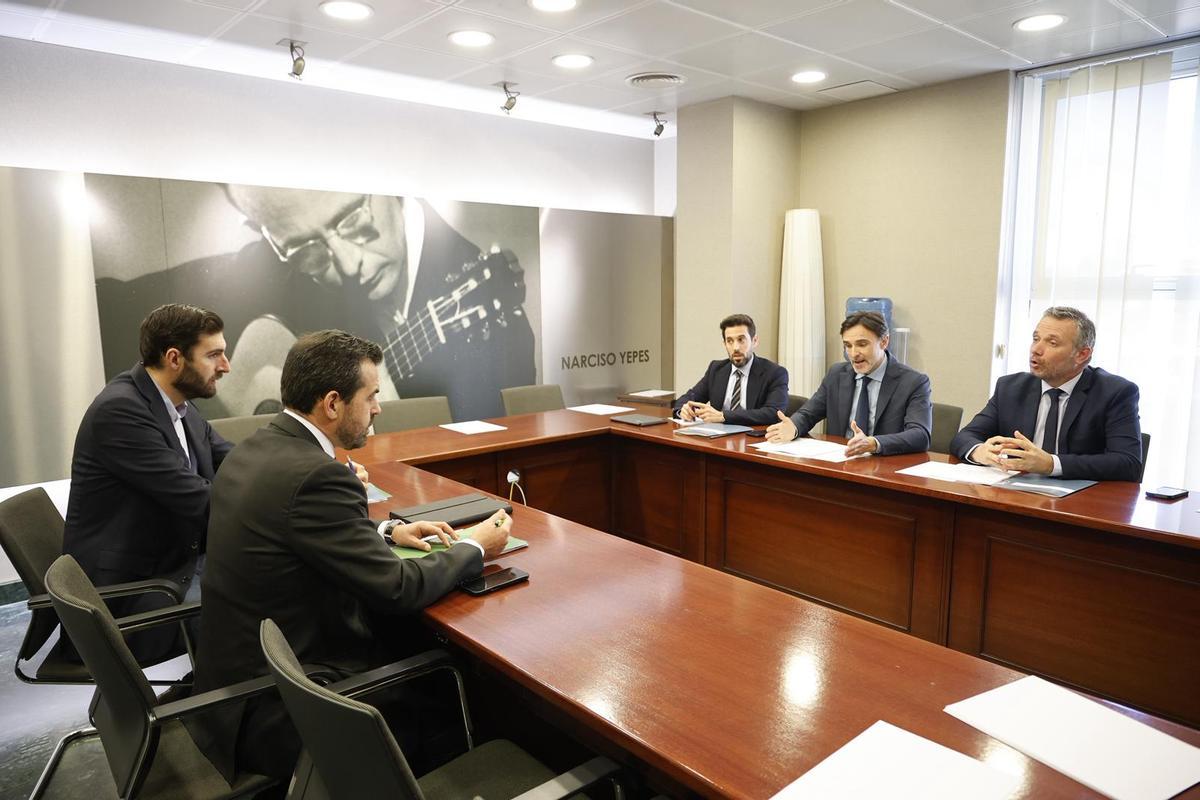 Reunión del PP y Consejería de Fomento con el Grupo Parlamentario Vox en la Asamblea.