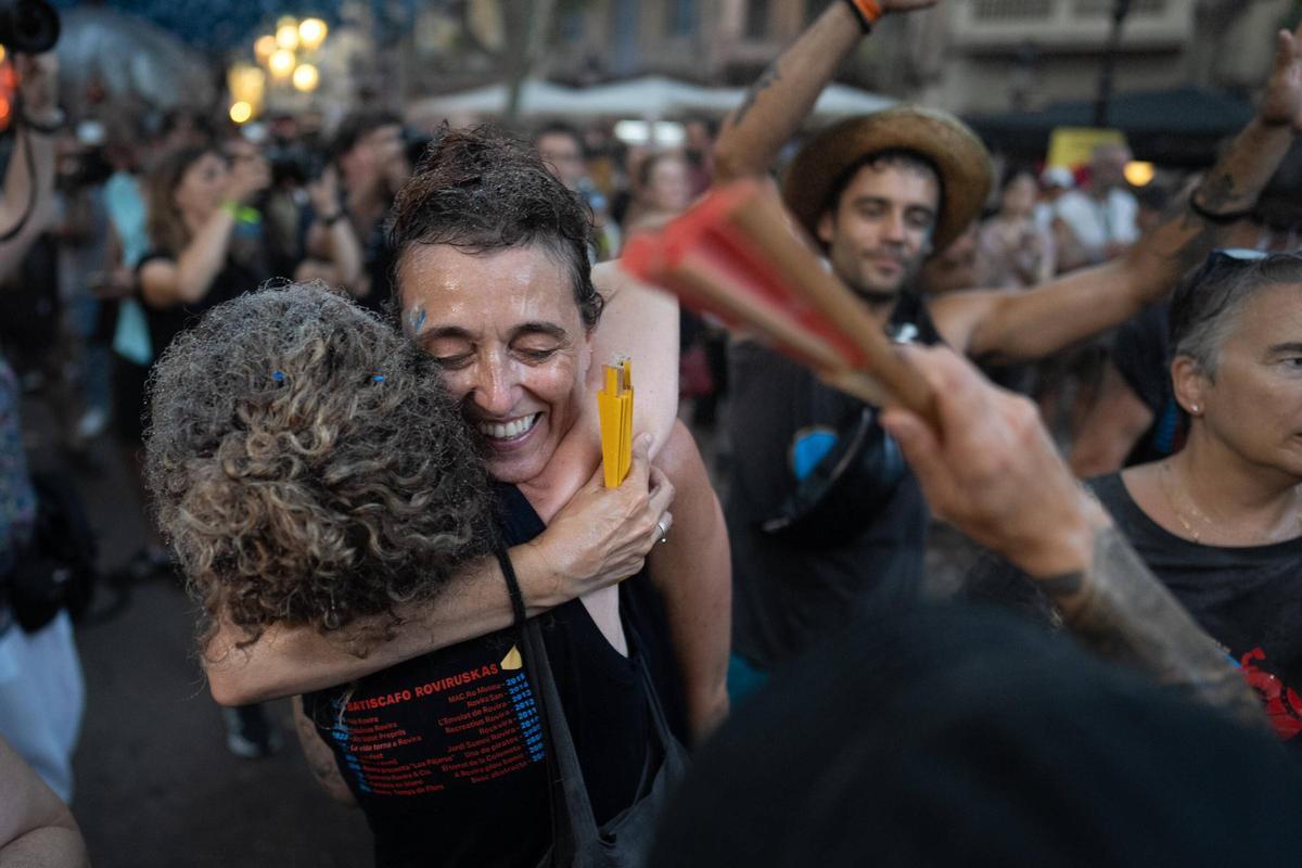 Vecinos y participantes celebran en la plaza Rovira el premio obtenido por su decoración durante la Festa Major de Gràcia