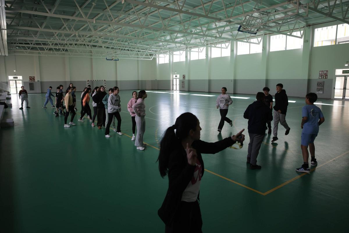 Estudiantes en una clase de Educación Física en el polideportivo.