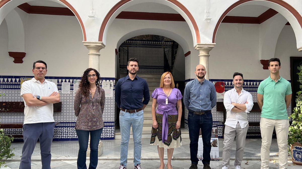 La alcaldesa y la concejala de Cultura de Palma del Río, con José María Parra y el equipo técnico de las obras en la Casa de la Cultura.