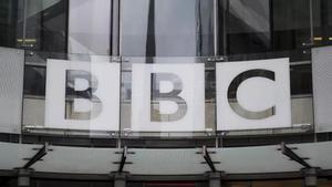 Escándalo en la BBC: un presentador acusado de pagar por contenido ilícito a un adolescente.